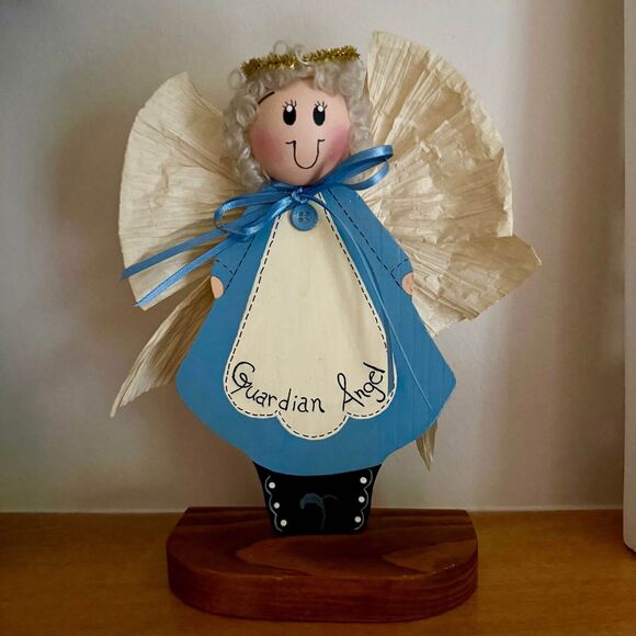 Vintage Wood Angel Hand Painted Country Cottage Style Handcrafted - Picture 1 of 10